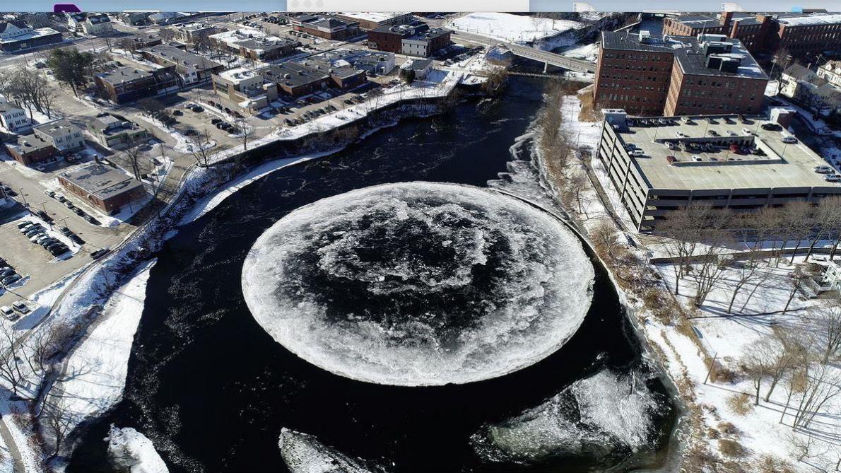 Un étrange disque de glace mystifie les curieux Un étrange disque de glace mystifie les curieux