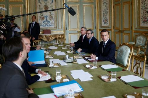 Apres Les Emeutes De Paris Macron Cherche La Reponse Aux Gilets Jaunes