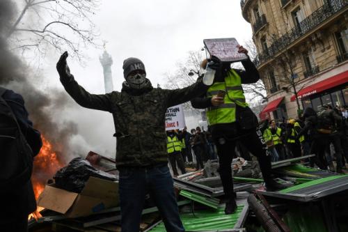 Gilets Jaunes Mobilisation Tenace Avec Des Heurts