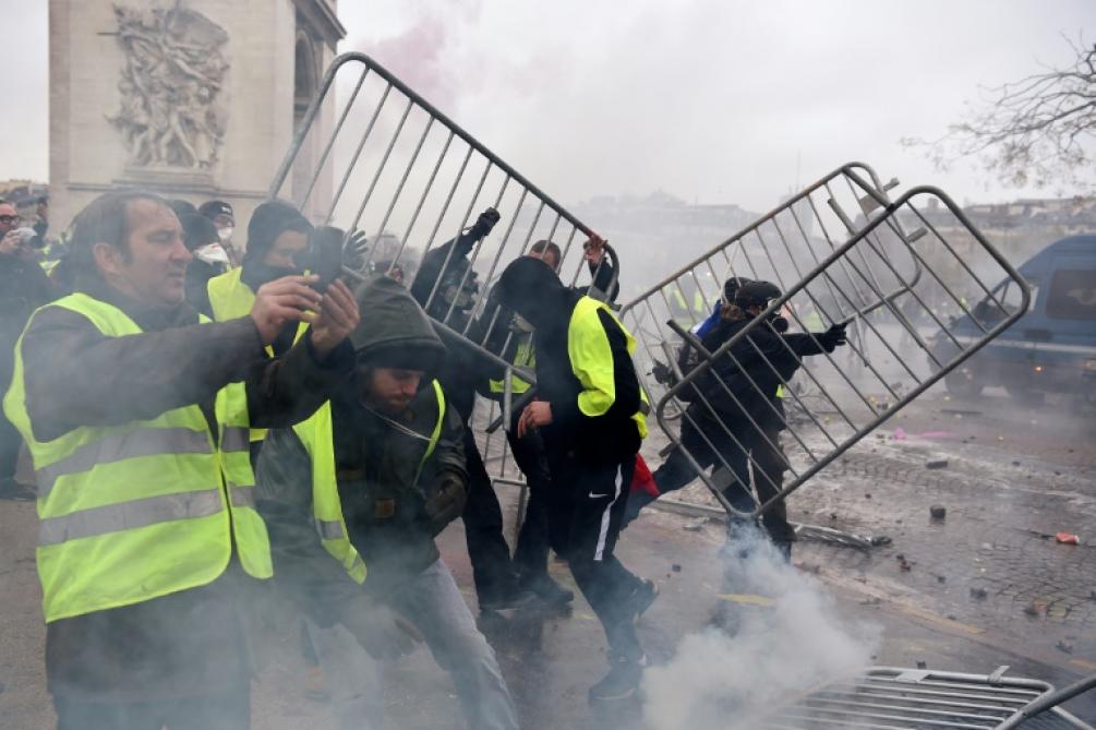 Gilets Jaunes Nouvelles échauffourées à Paris Larc De
