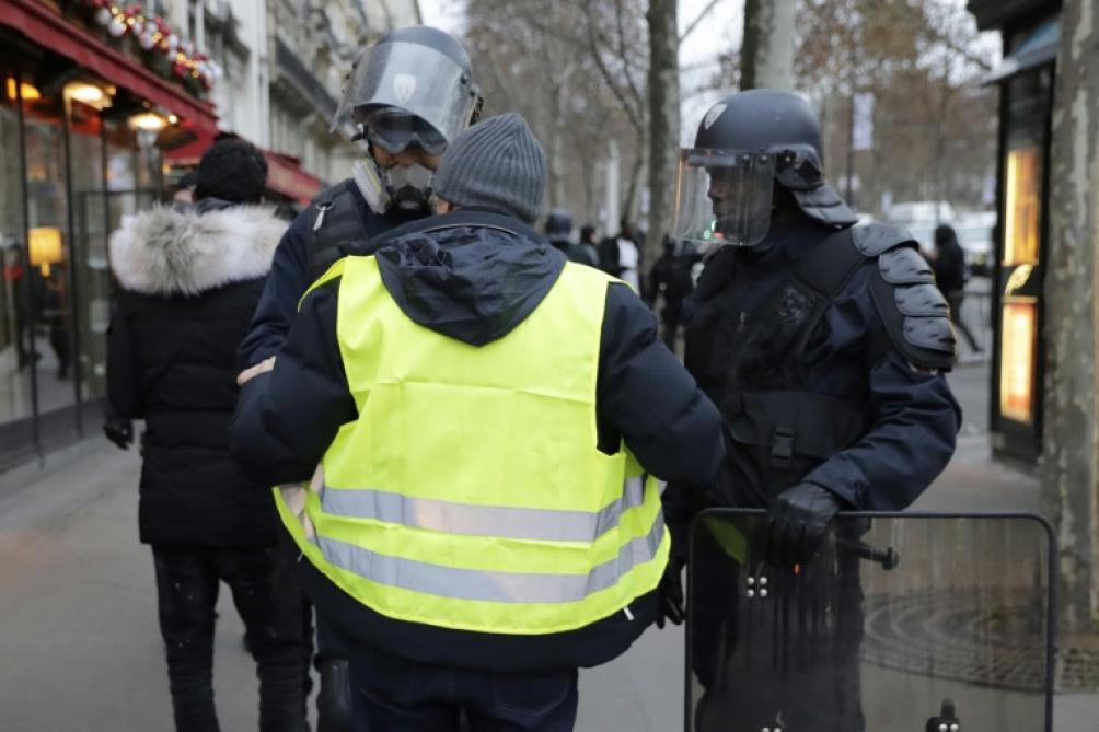 Gilets Jaunes La Tension Monte Dun Cran à Paris Calme En