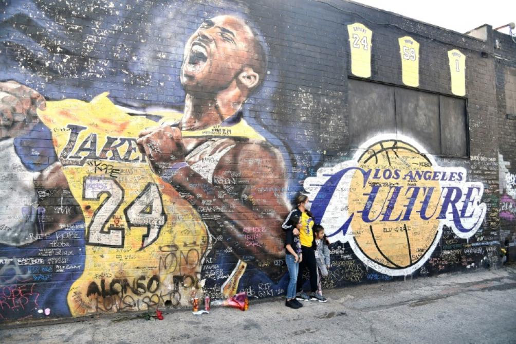 Un maillot de Kobe Bryant vendu aux encheres 5 8 millions de dollars