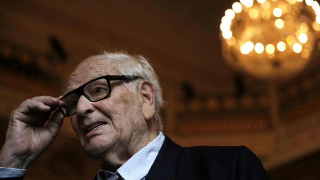 Cardin inhume a Montmartre en habit d academicien des beaux arts