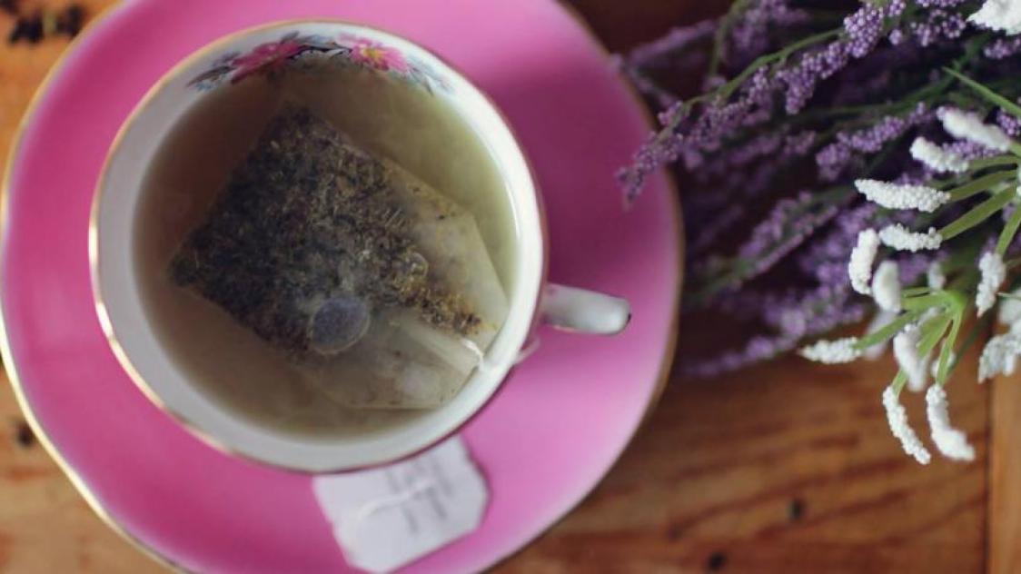 Utiliser un sachet de thé : est-ce vraiment une si bonne idée ? On enquête