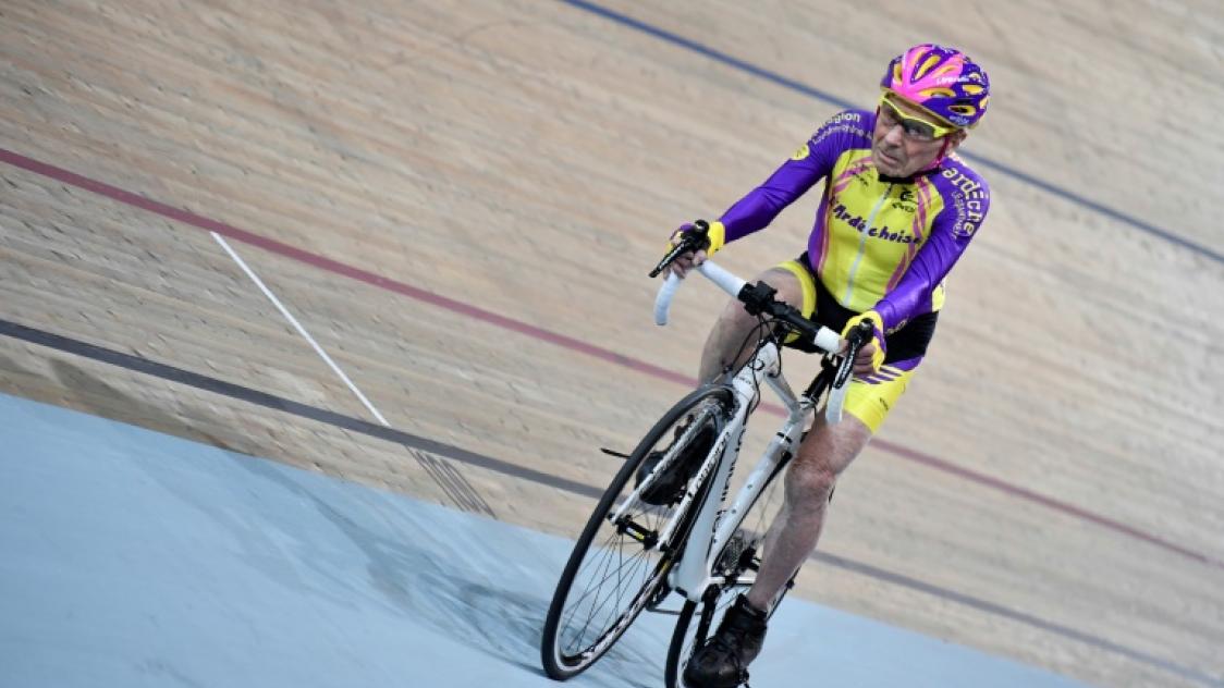 Champion cycliste centenaire Robert Marchand a franchi sa