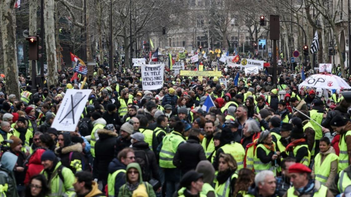 Des manifestants gilets jaunes défilent contre les violences policières à Paris, le 2 février 2019