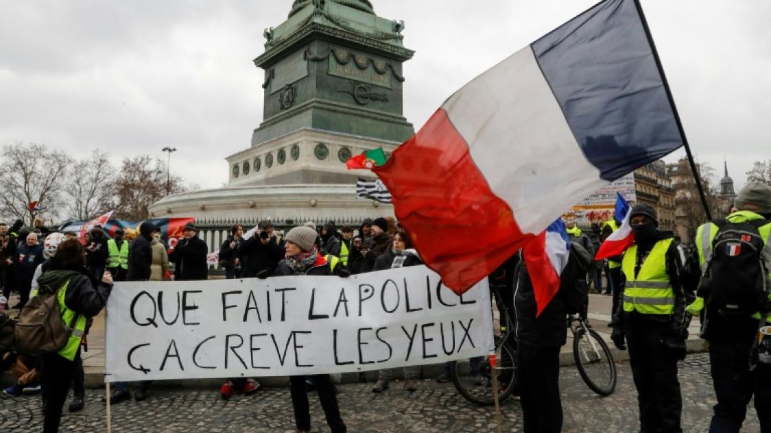 Des manifestants gilets jaunes rassemblés contre les violences policières, le 2 février 2019 à Paris