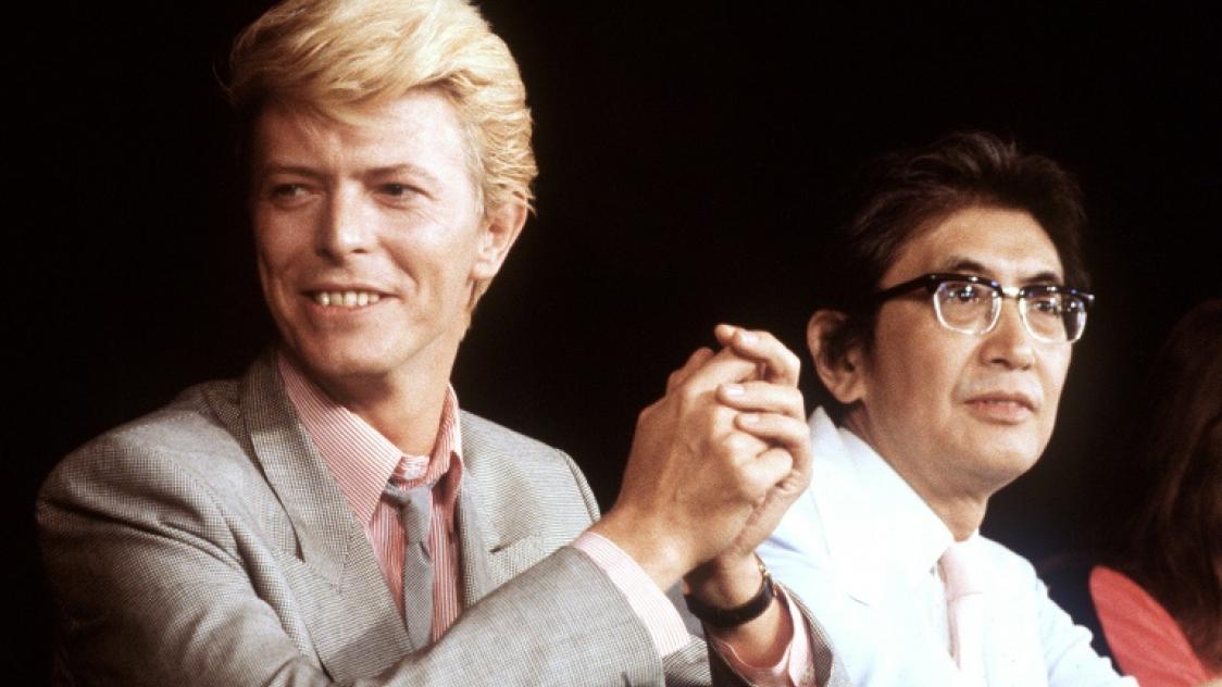 David Bowie (à gauche) lors de la présentation du film Merry Christmas Mr Lawrence de Nagisa Oshima (à droite), le 11 mai 1983 au Festival de Cannes