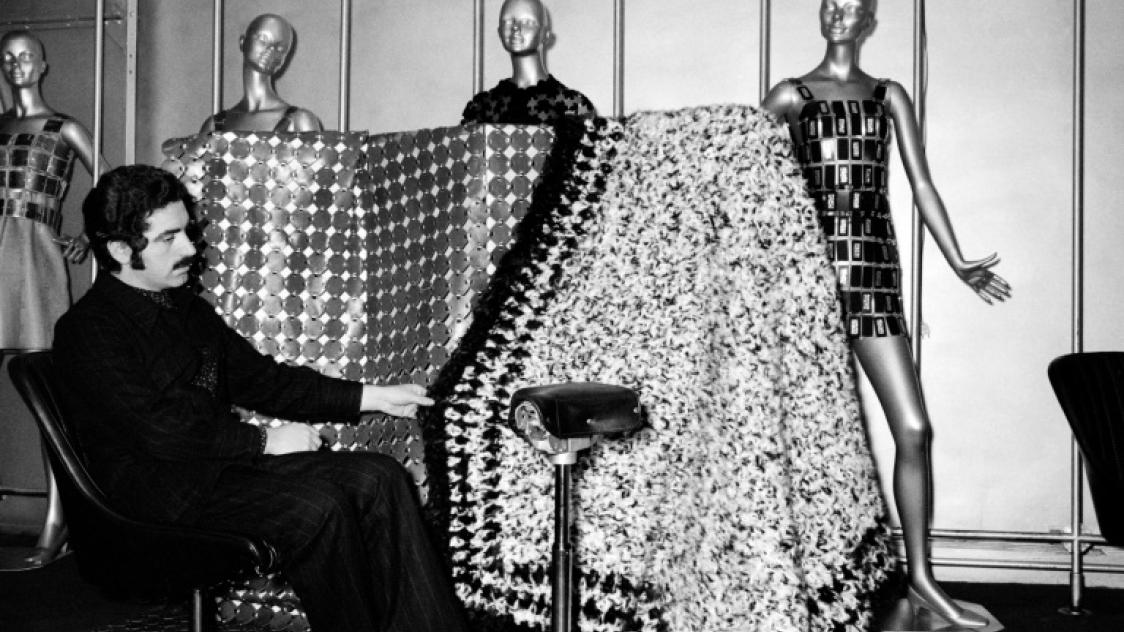 Le couturier espagnol Paco Rabanne présente ses créations en métal, le 28 février 1969