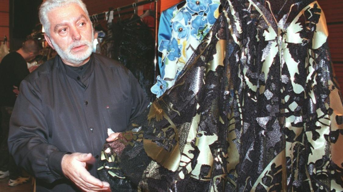 Le couturier espagnol Paco Rabanne, avant la présentation de la collection Printemps-Eté de haute couture 1999, le 20 janvier 1999 à Paris