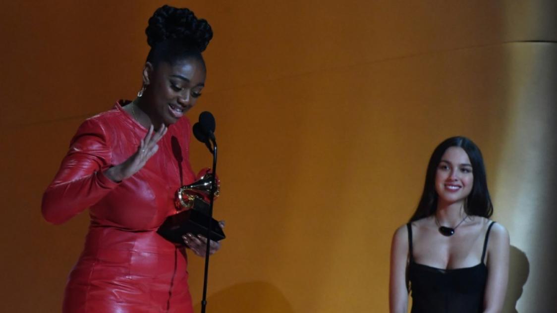 La jeune chanteuse afro-américaine de jazz Samara Joy accepte le prix de la révélation de l
