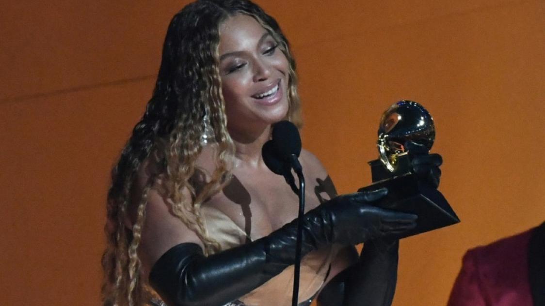 Beyoncé recevant une récompense lors de la 65e cérémonie des Grammy Awards, le 5 février à Los Angeles