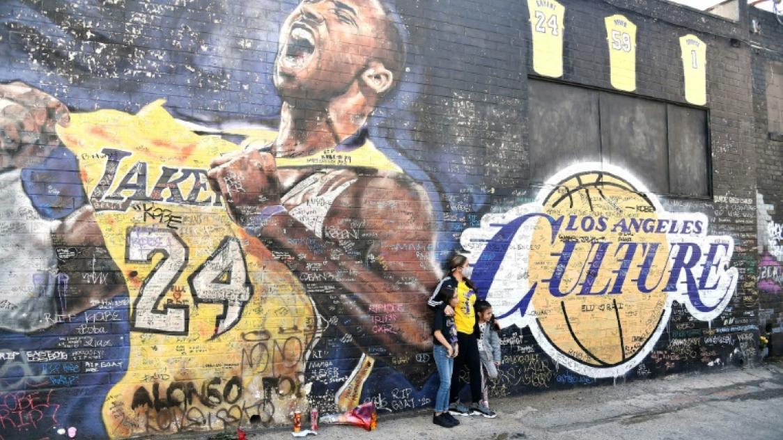 Un maillot de Kobe Bryant vendu aux encheres 5 8 millions de dollars