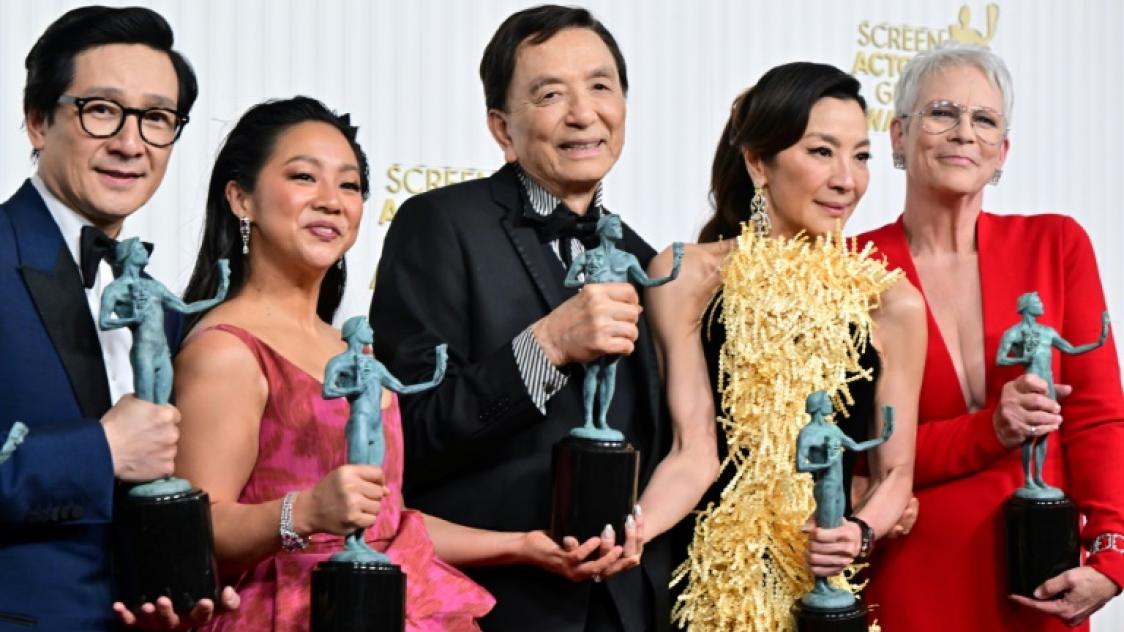 Michelle Yeoh, Ke Huy Quan, Stephanie Hsu, Jamie Lee Curtis et James Hong posent lors de la cérémonie des Screen Actors Guild Awards (SAG), le 26 février 2023