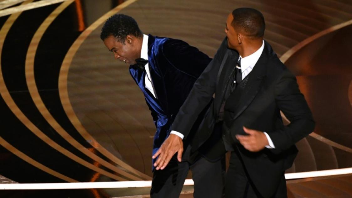 Will Smith frappe Chris Rock sur la scène des Oscars, dimanche 27 mars 2022 à Hollywood