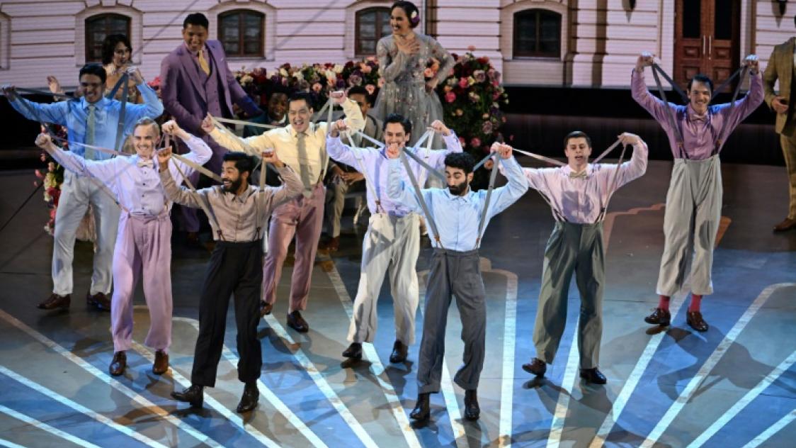 Des danseurs interprètent la chanson Naatu Naatu du film RRR, lors des Oscars au Dolby Theatre d