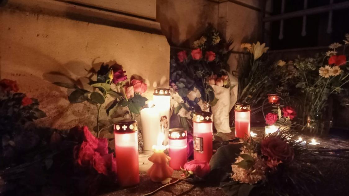 Fleurs et bougies devant la résidence de Tina Turner à Küsnacht, en Suisse, le 24 mai 2023