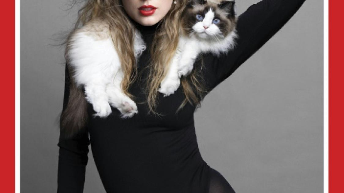 Taylor Swift peignant les orteils