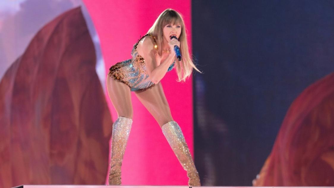 Taylor Swift peignant les orteils