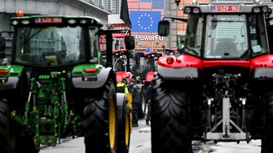 Tracteurs en force à Bruxelles, les 27 prêts à réviser la PAC