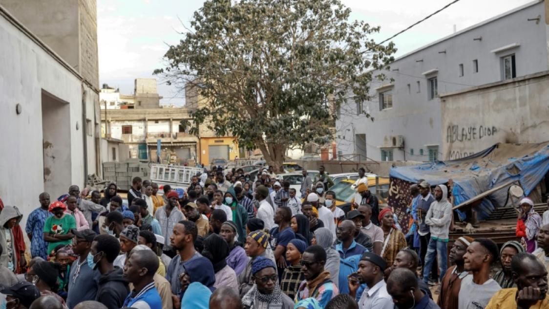 Des électeurs sénégalais attendent leur tour pour voter à la présidentielle, à Dakar le 24 mars 2024