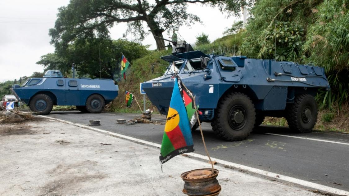 Des véhicules blindés de la gendarmerie dégageant la chaussée au col de La Pirogue, dans la commune de Paita, en Nouvelle-Calédonie, le 19 mai 2024