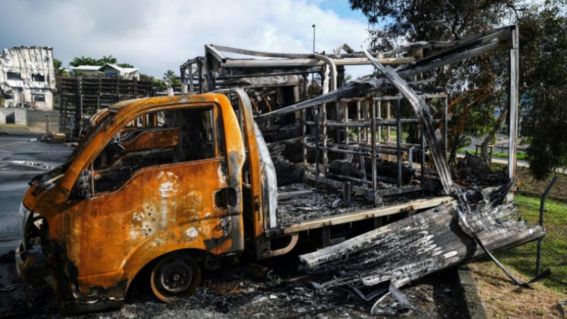 Un véhicule incendié dans la zone industrielle de Normandie à Nouméa, en Nouvelle-Calédonie, le 20 mai 2024
