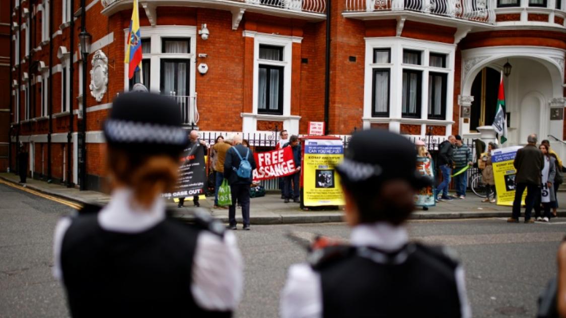 Des policiers surveillent des partisans de Julian Assange, fondateur de WikiLeaks, lors d'une petite manifestation devant l'ambassade d'Equateur à Londres, le 11 avril 2024