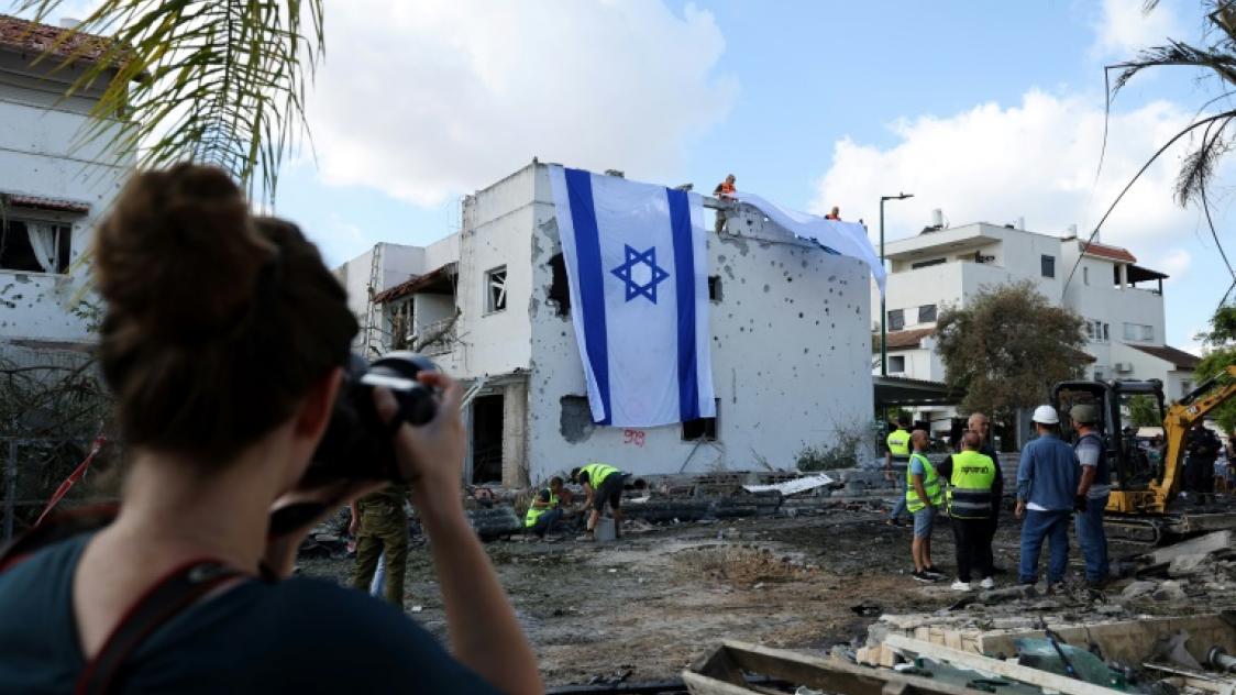 Israël mène d'intenses frappes sur le Liban, avertissement à la population