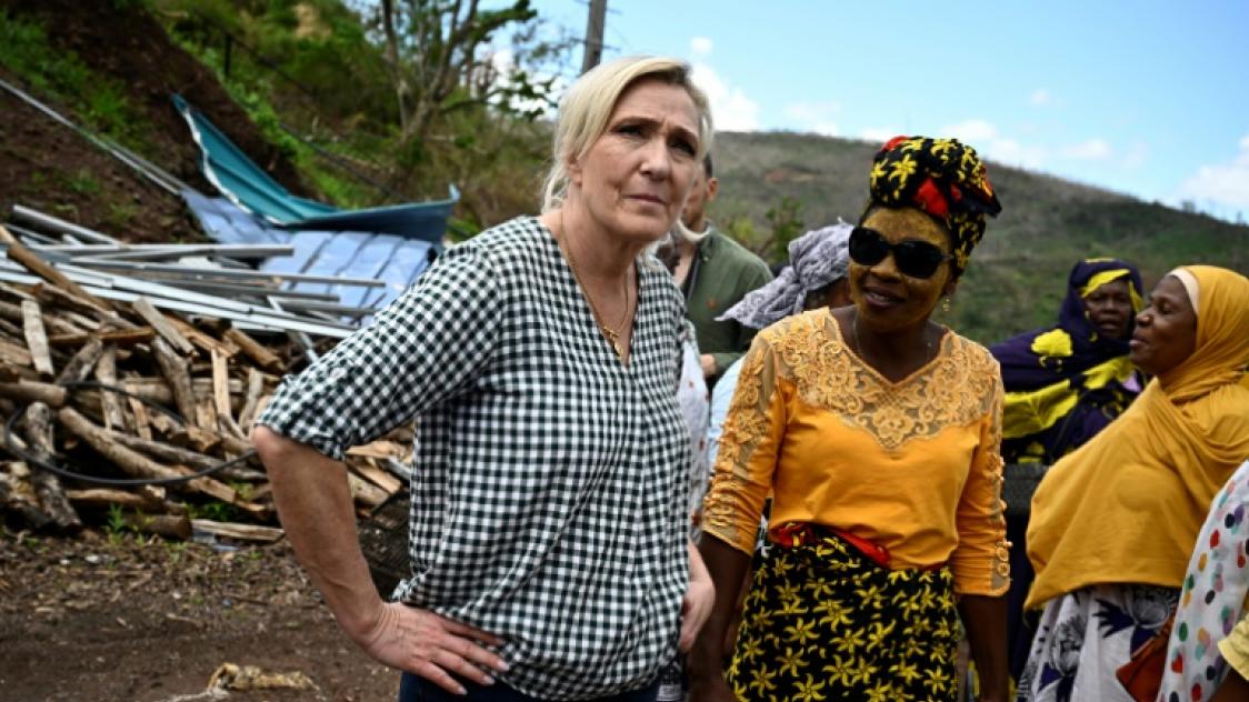 A Mayotte, Marine Le Pen veut "sonner la cloche" pour rappeler les