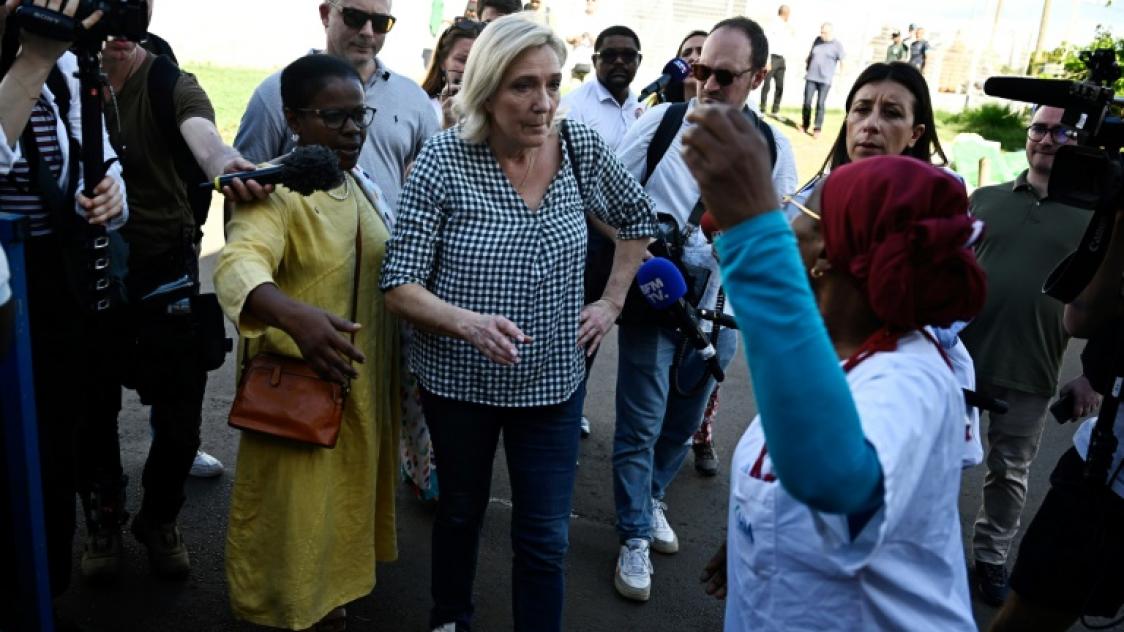 A Mayotte, Marine Le Pen veut "sonner la cloche" pour rappeler les