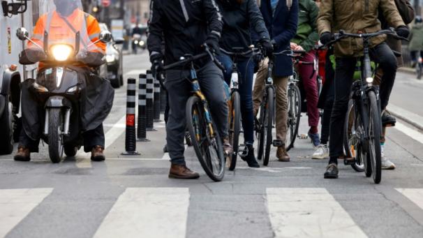 Prendre son vélo, marcher, télétravailler ou carrément partir de Paris: les Franciliens sont prévenus, il faudra adapter ses usages pour soulager les transports pendant les Jeux olympiques