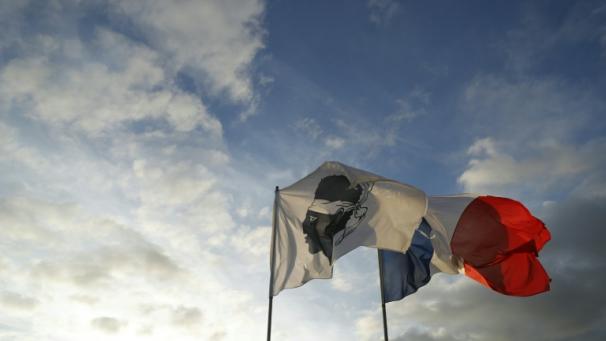 Les drapeaux français et corse flottant à Ajaccio sur l