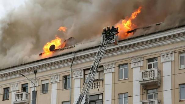 Les pompiers luttent contre les flammes dans un bâtiment touché par une frappe russe, le 19 avril 2024 à Dnipro, dans le centre-est de l