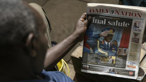 Un homme regarde la Une du journal Daily Nation sur la mort dans un accident d