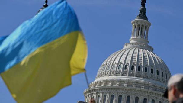 Un drapeau ukrainien, agité près du Congrès américain, à Washington, le 23 avril 2024