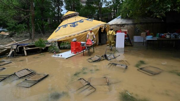 Des habitants nettoient et récupèrent des affaires après des inondations à Quingyuan, dans la province du Guangdong, le 24 avril 2024 dans le sud de la Chine