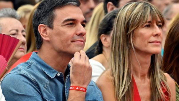 Le Premier ministre espagnol Pedro Sanchez et son épouse Begoña Gómez, le 21 juillet 2023 à Getafe, près de Madrid