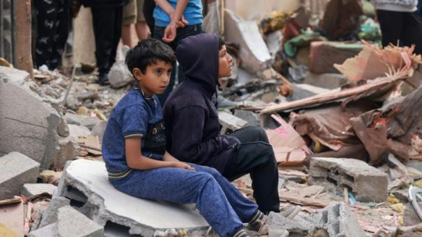 Des enfants palestiniens sur les décombres d