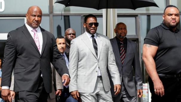 Le chanteur R. Kelly quitte le tribunal pénal de Leighton après une audience sur des accusations d
