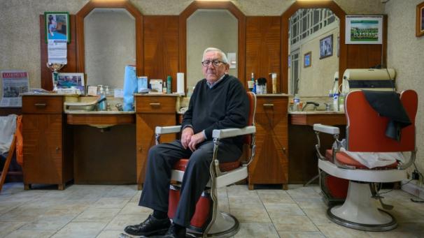 Le coiffeur Roger Amilhastre, âgé de 90 ans,  dans son salon à Saint-Girons, en Ariège, le 16 avril 2024