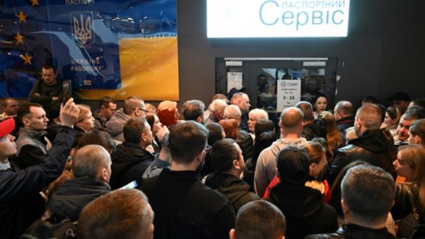Des Ukrainiens devant un bureau des passeports fermé à Varsovie, le 24 avril 2024