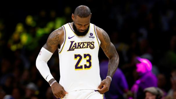 LeBron James, la star des Lakers de Los Angeles, lors du quatrième match du premier tour des séries éliminatoires de la Conférence Ouest contre les Denver Nuggets, le 27 avril 2024, à Los Angeles
