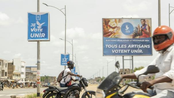 Des affiches électorales du parti au pouvoir au Togo, l