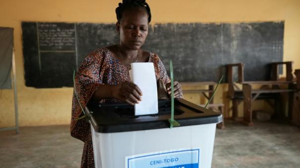 Vote au Togo dans une école primaire de Hedzranawoe à Lome pour les législatives du 29 avril 2024