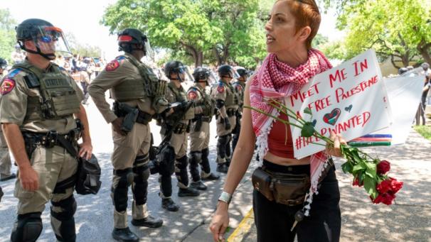 Une manifestante pro-palestinienne passe devant des soldats à l
