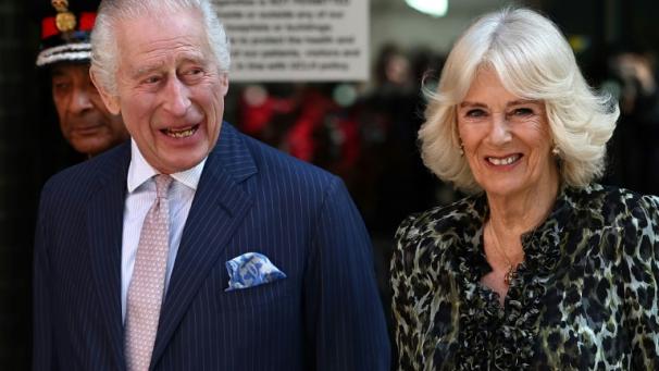 Le roi Charles et la reine Camilla arrivent au  centre Macmillan de l