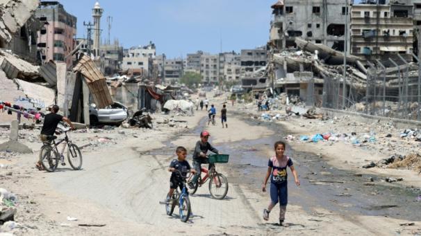 Des enfants palestiniens au milieu des bâtiments détruits par les bombardements israéliens dans la ville de Gaza, le 3 mai 2024
