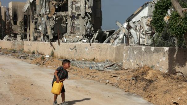 Un garçon palestinien porte un jerrican d