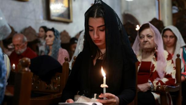 Des chrétiens orthodoxes palestiniens assistent à la messe de Pâques dans une église de la ville de Gaza, le 5 mai 2024